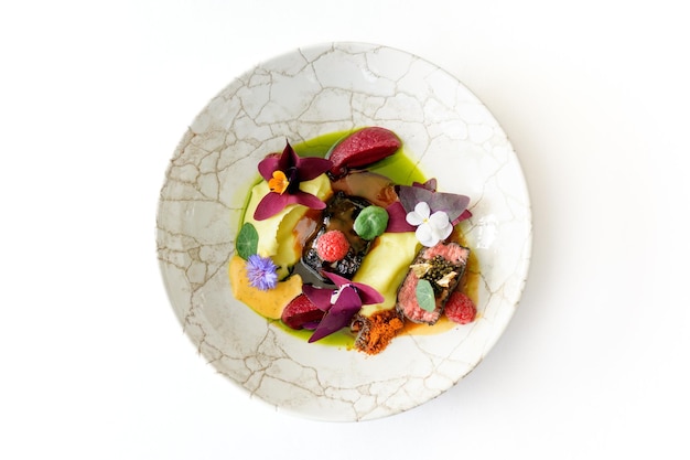 Talerz z kolorowym daniem sezonowym